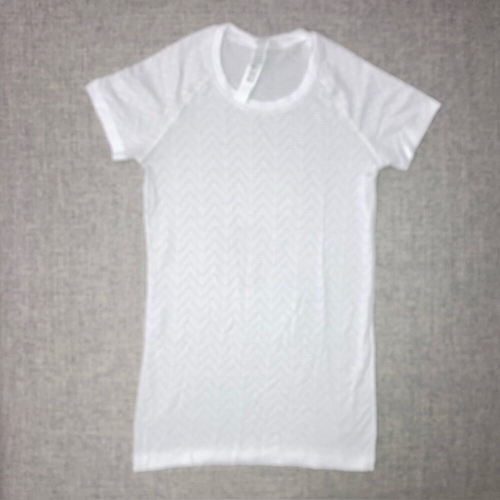 Lululemon size 4 pointelle stitching shirt EUC